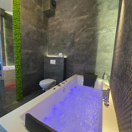 Apartament Bialy Z Jacuzzi Krakkó Kültér fotó