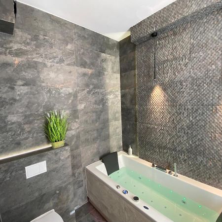 Apartament Bialy Z Jacuzzi Krakkó Kültér fotó