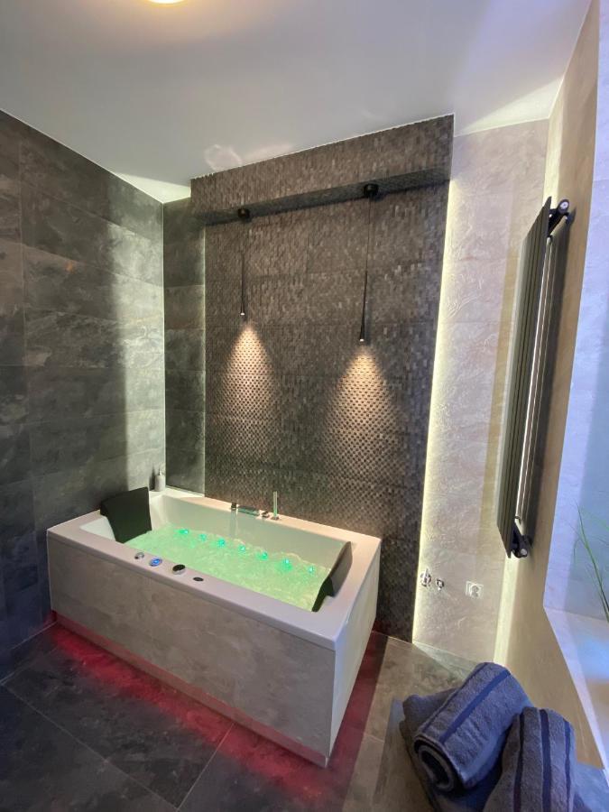 Apartament Bialy Z Jacuzzi Krakkó Kültér fotó