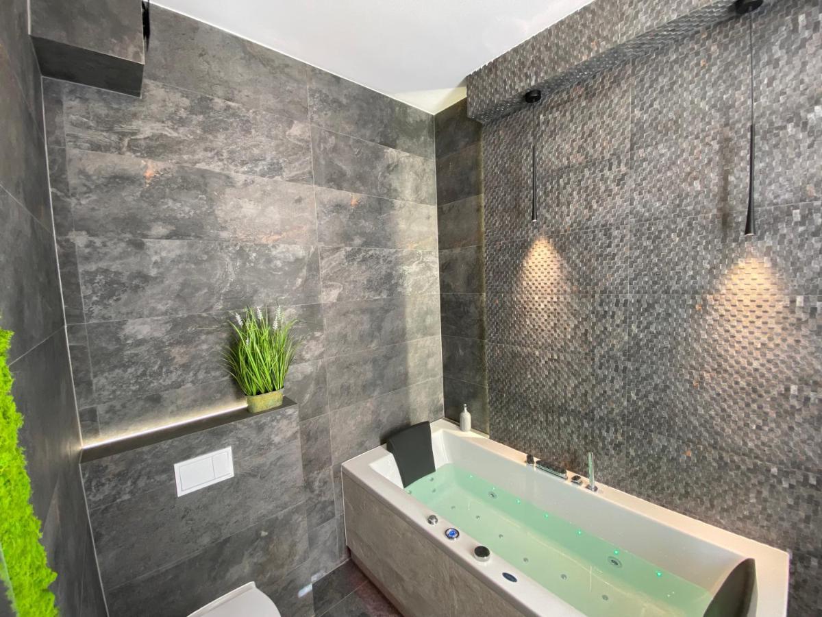 Apartament Bialy Z Jacuzzi Krakkó Kültér fotó